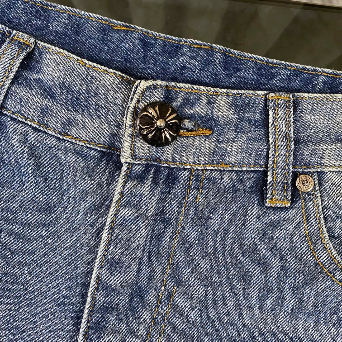 P240 chrome hearts 2025 classic white cross patchwork leather jeans vi Top heavy industry fashionable design] Consistent high street luxury style creation. Speaking of this style, the Zangyin family and GU family are definitely the leading representative brands. Especially the Zangyin family has really achieved a state-of-the-art effect in creating high street style. The unique washed material is used to create this style. The color system is quite eye-catching. After it is decorated with patchwork cross flowers, it cleverly highlights the charm of the brand. Secondly, this style uses classic The classic high-waist cutting design highlights the long legs and fashionable temperament of the upper body. The brand is highly recognizable and the slim fit configuration is more suitable for daily wear. It is a product that interprets personality, fashion, and specifications at a glance. This single product is enough to make any fan excited. It can be a white T-shirt for youthful preppy style, or a tight suspender for lady style. It has strong matching ability and can be easily controlled by men.  [Materials and craftsmanship] Needless to say, this point goes without saying. As an excellent craftsman brand, Zangyin’s requirements for details and craftsmanship are really perfect. The washed color of this model has gone through so many processes, not to mention the embellishment of denim appliques. It is also purely hand-made and sewn. Just like what they believe in, only hand-made things have soul and have the meaning of wear. A top-notch heavy-duty fashionable denim item, I look forward to your perfect interpretation! !  Size:28-36